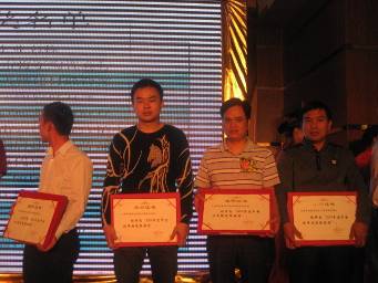 2011年度中國(guó)優(yōu)秀陶瓷經(jīng)銷(xiāo)商頒獎(jiǎng)典禮，大將軍載譽(yù)而歸！
(圖8)