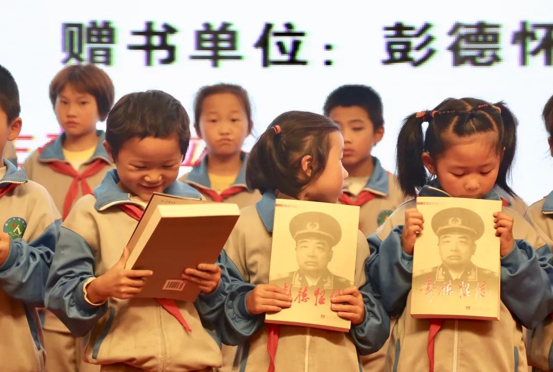 彭德懷精神柱捐贈儀式暨大將軍愛心公益項目發(fā)布會完滿落幕！
(圖13)